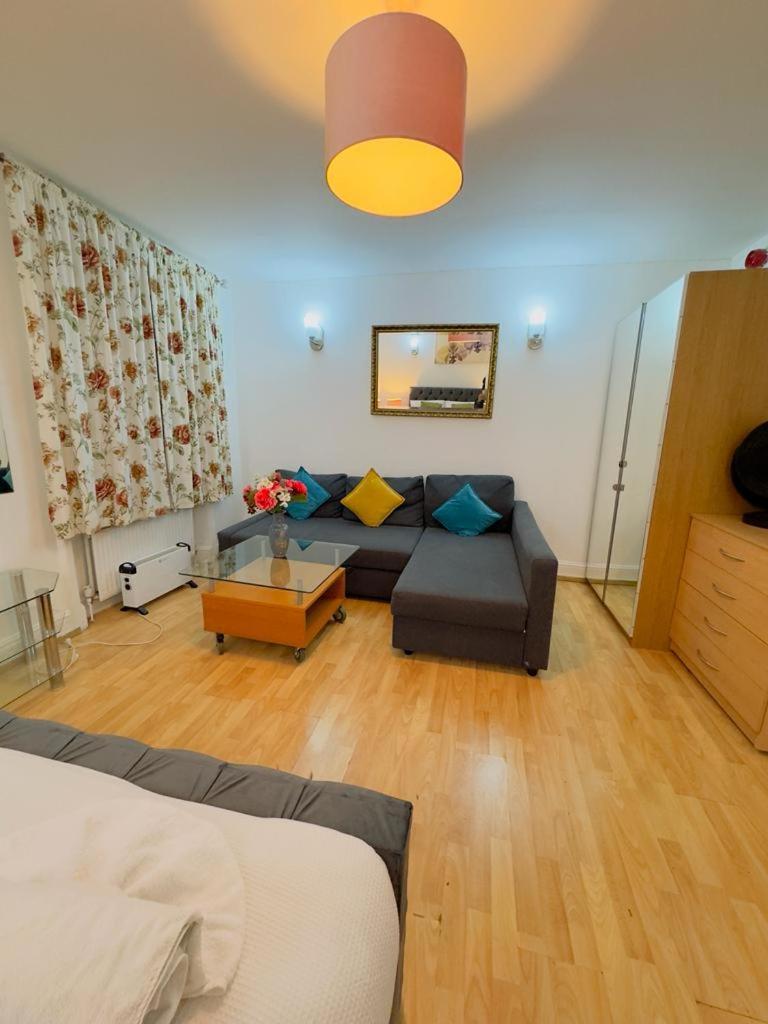 Bright Budget Studio Apartment In Central Лондон Экстерьер фото