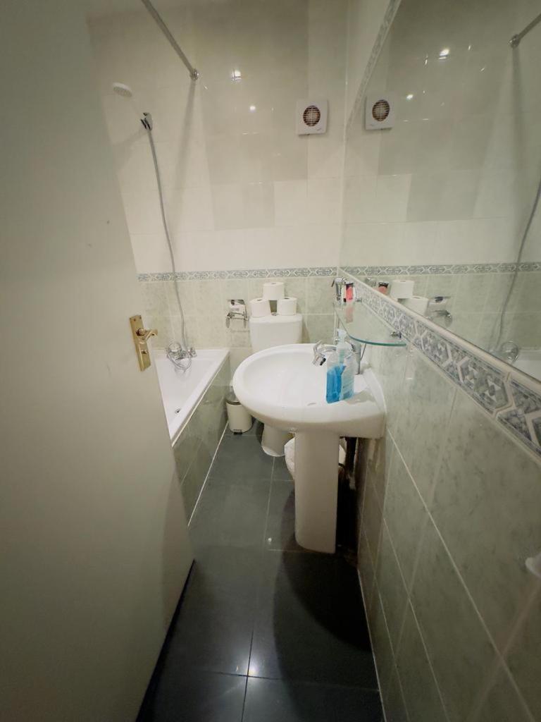 Bright Budget Studio Apartment In Central Лондон Экстерьер фото